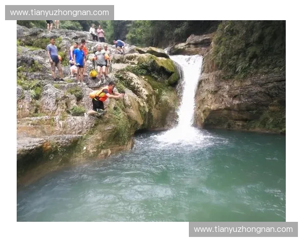 崇明足球联赛烈马队奋力拼搏 展现团队精神与竞技风采